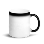 Taza que muestra color con el agua caliente